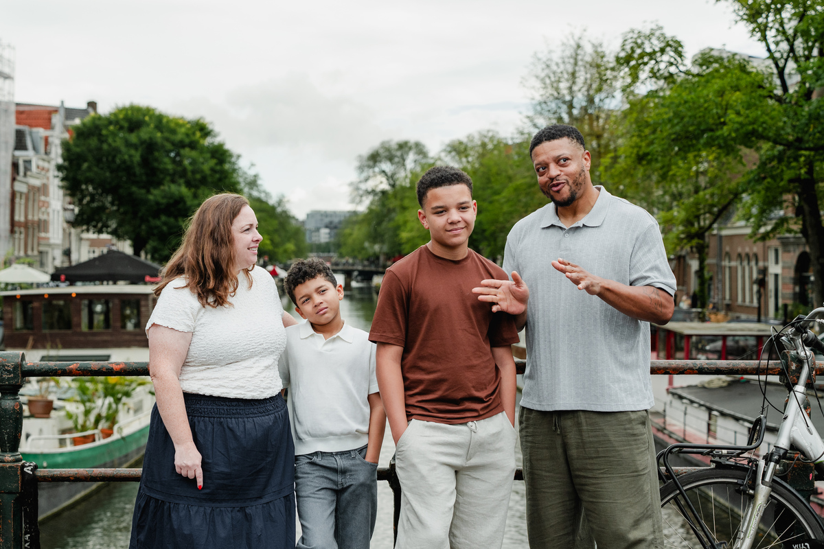 Parents with their two sons during a family photo session in Amsterdam’s Jordaan neighbourhood.