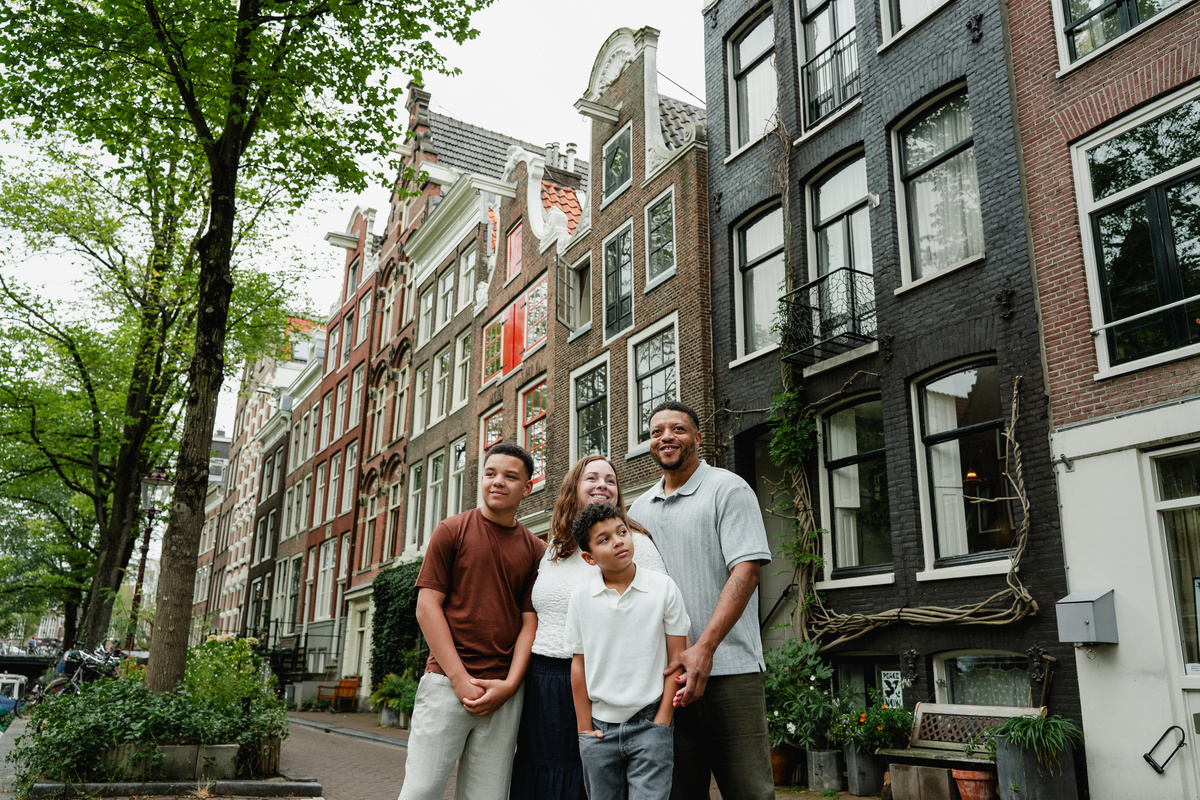 Parents with their two sons during a family photo session in Amsterdam’s Jordaan neighbourhood.