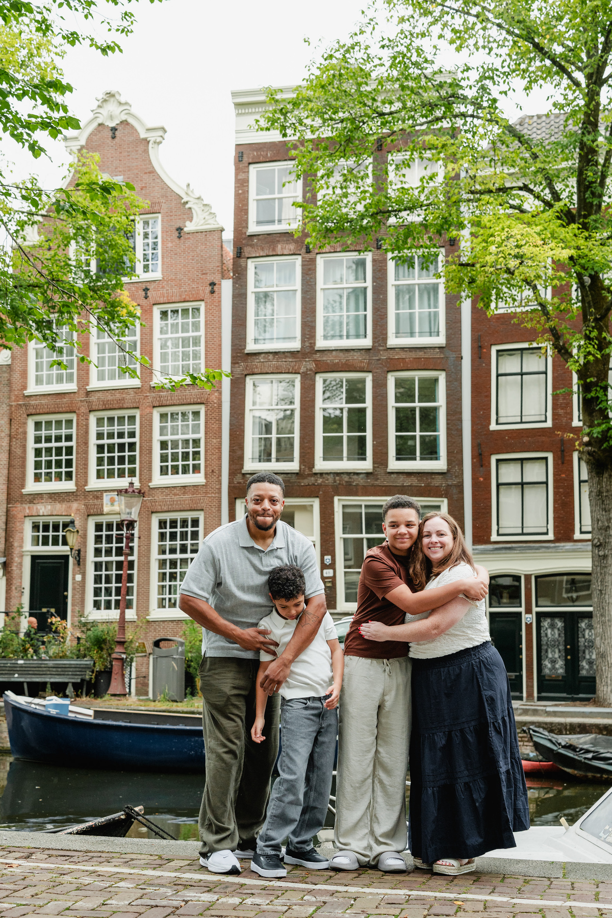 Parents with their two sons during a family photo session in Amsterdam’s Jordaan neighbourhood.