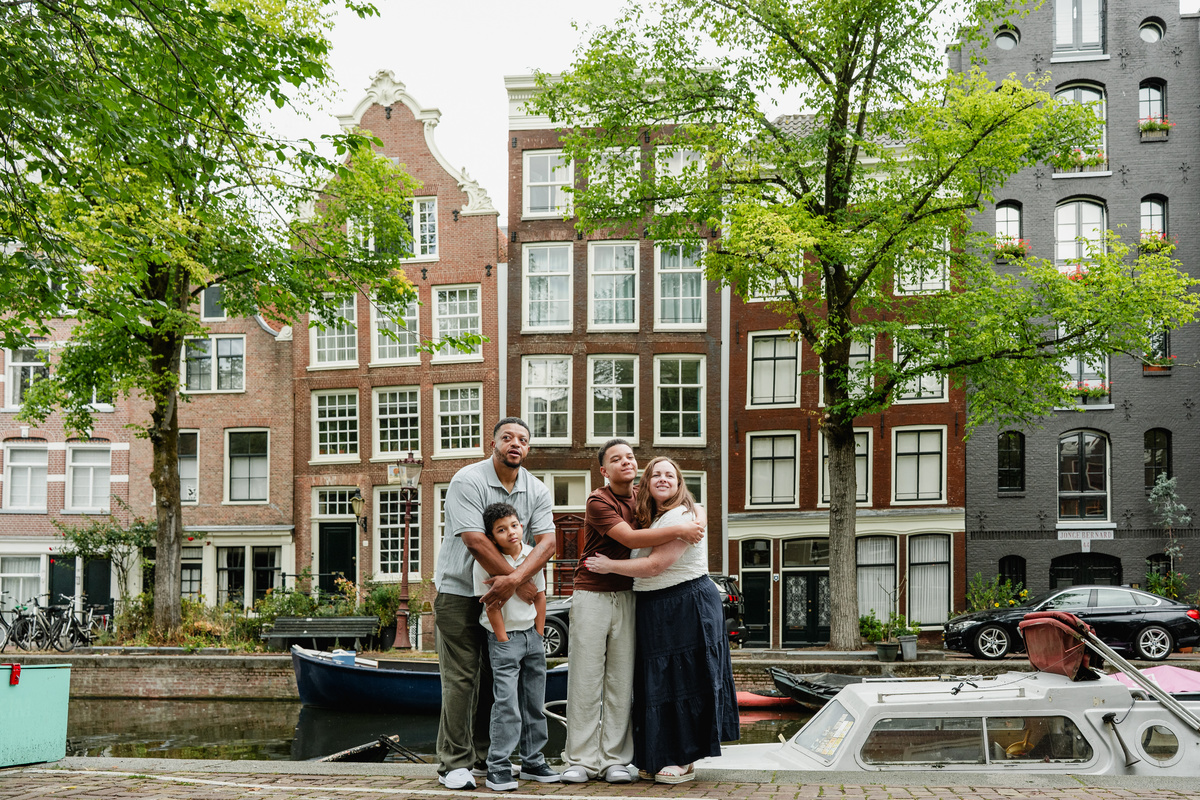 Parents with their two sons during a family photo session in Amsterdam’s Jordaan neighbourhood.