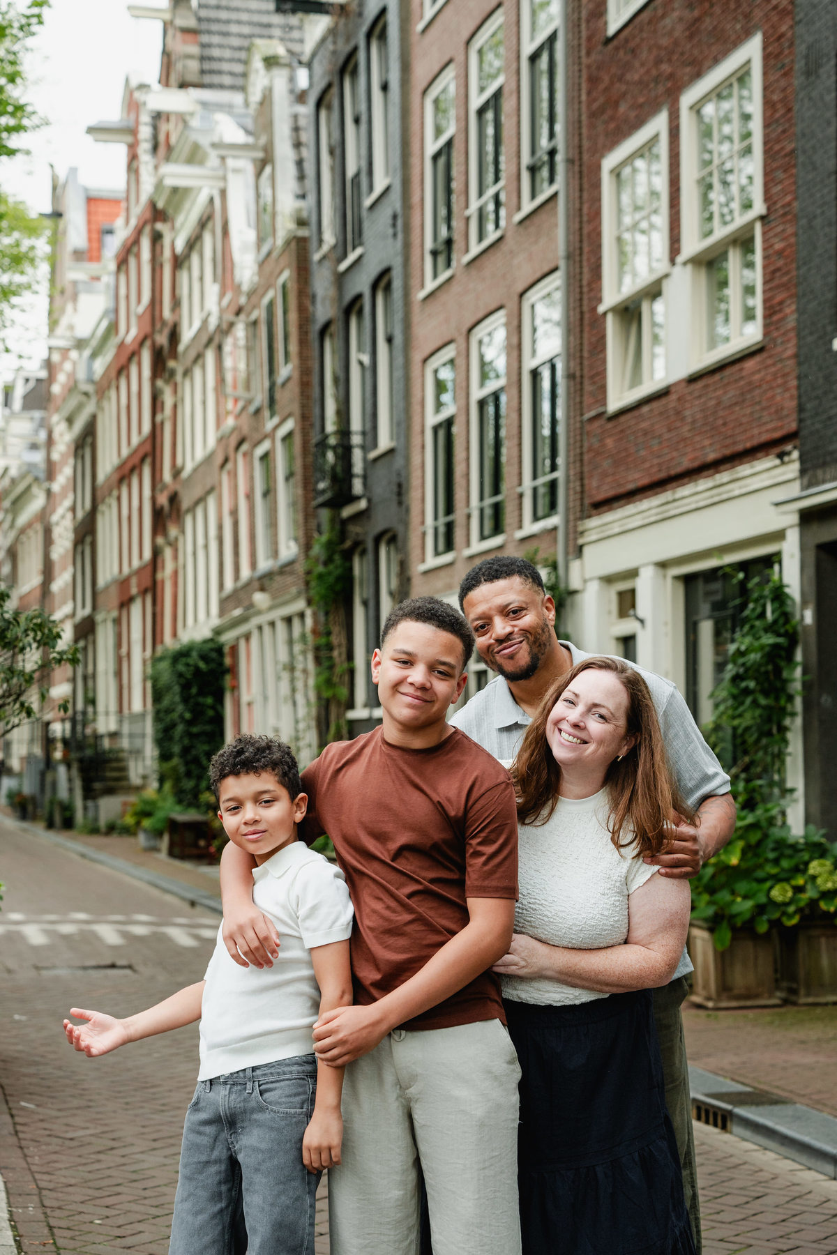 Parents with their two sons during a family photo session in Amsterdam’s Jordaan neighbourhood.