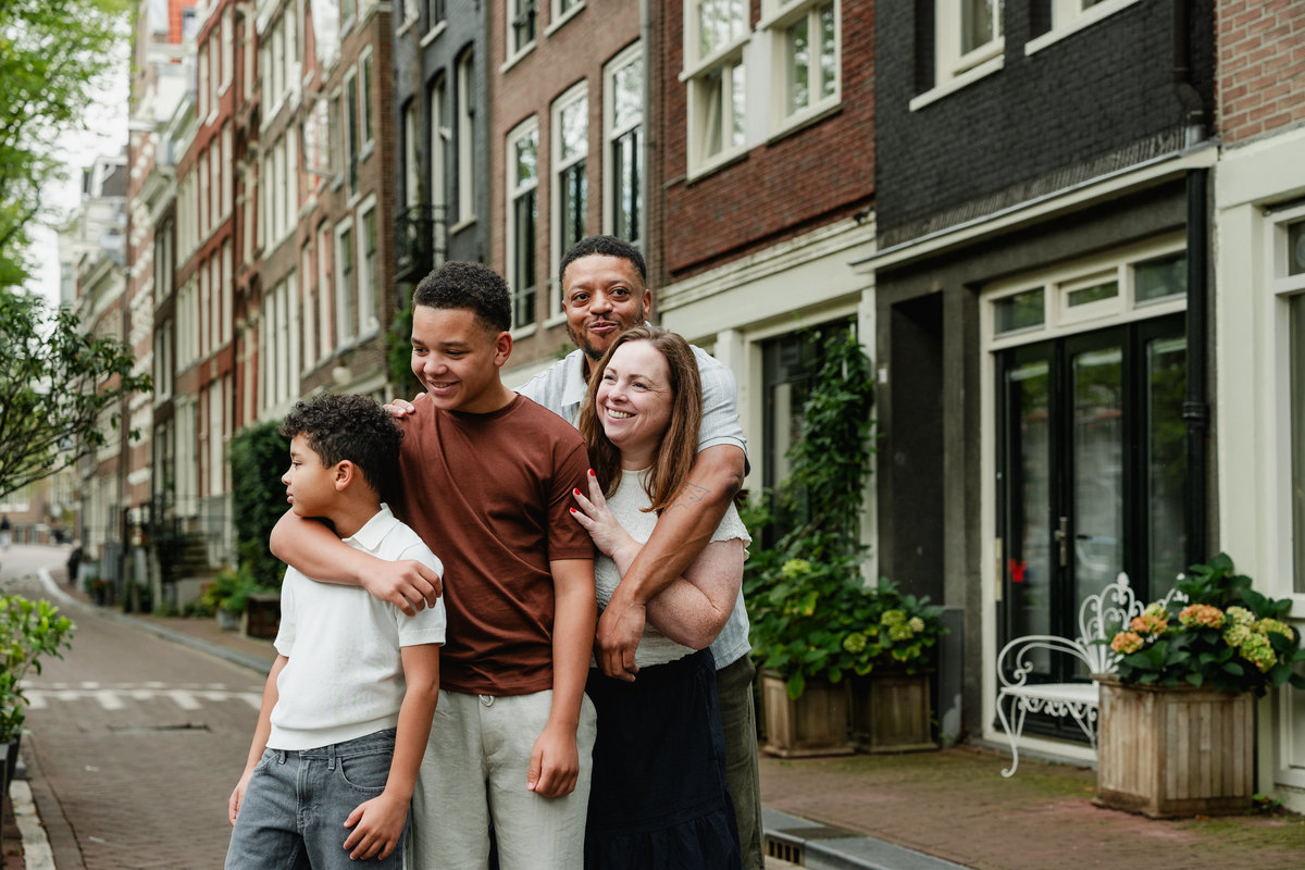 Parents with their two sons during a family photo session in Amsterdam’s Jordaan neighbourhood.