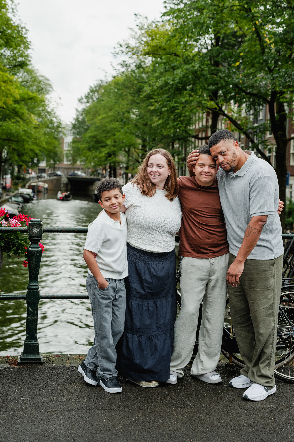 Parents with their two sons during a family photo session in Amsterdam’s Jordaan neighbourhood.