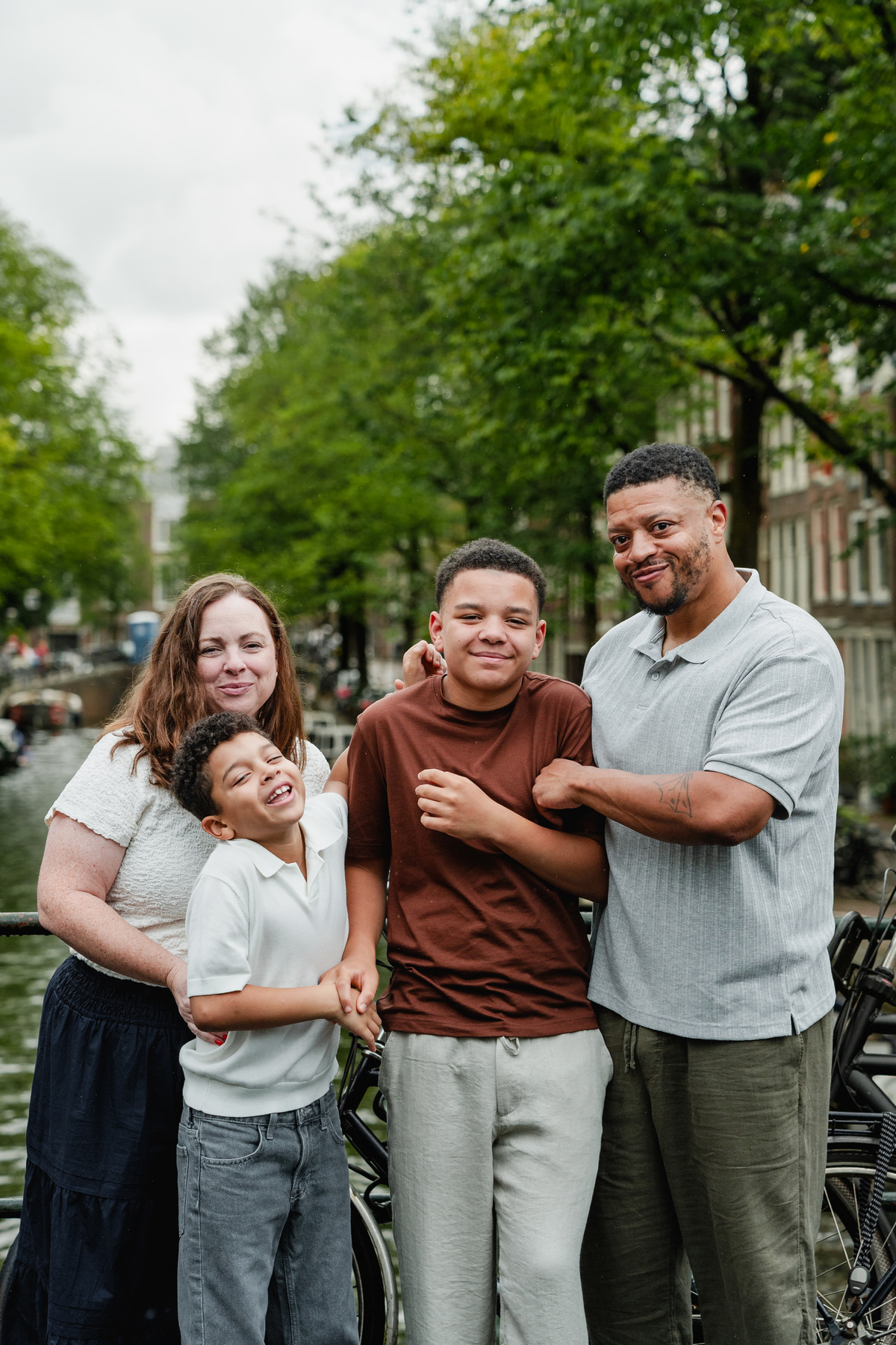 Parents with their two sons during a family photo session in Amsterdam’s Jordaan neighbourhood.