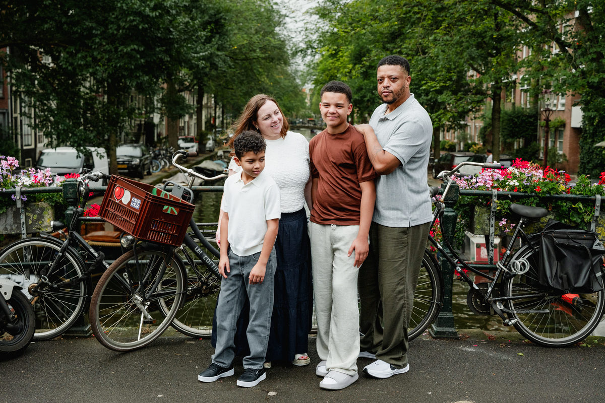 Parents with their two sons during a family photo session in Amsterdam’s Jordaan neighbourhood.