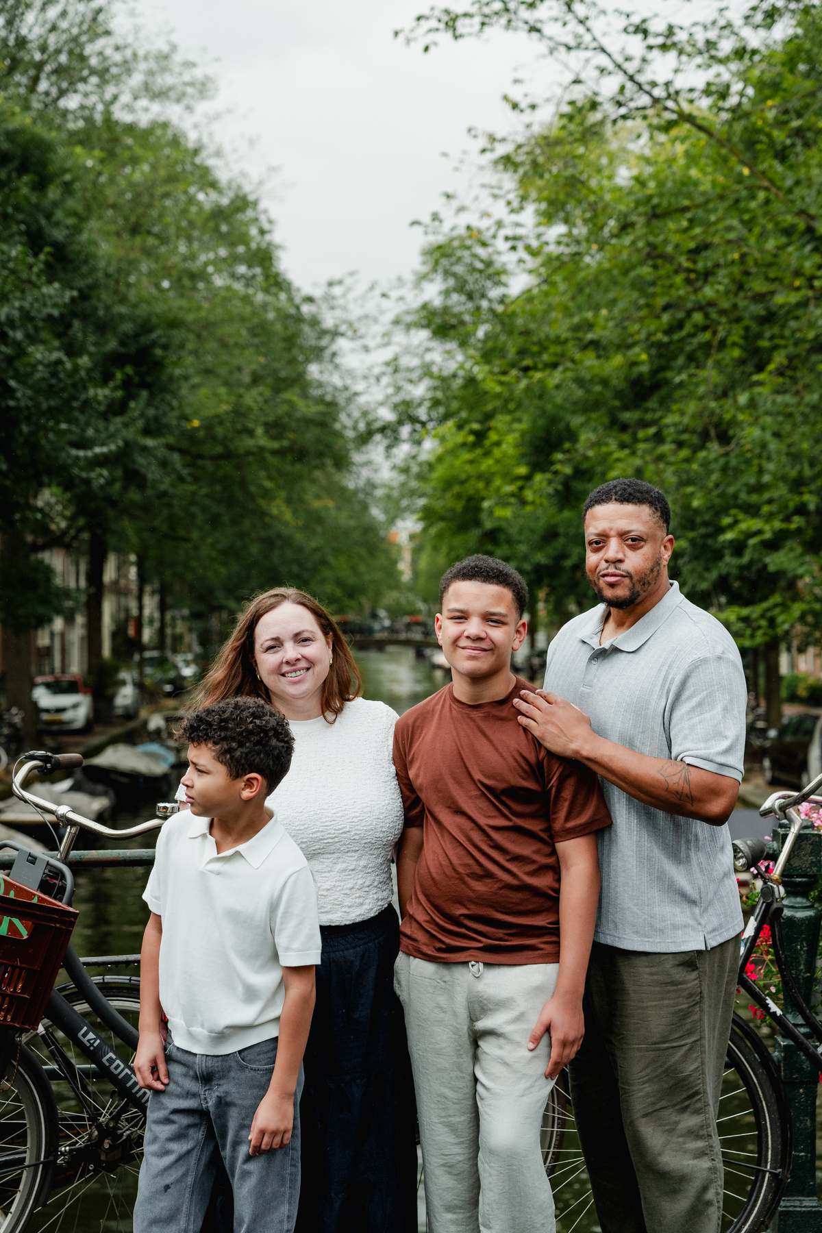 Parents with their two sons during a family photo session in Amsterdam’s Jordaan neighbourhood.