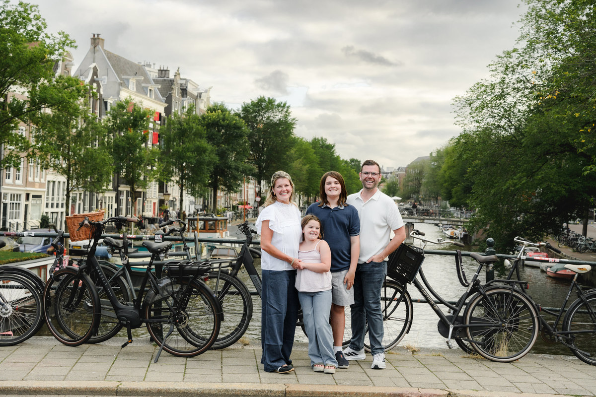 Family photo session in Amsterdam with bikes and canals in the background