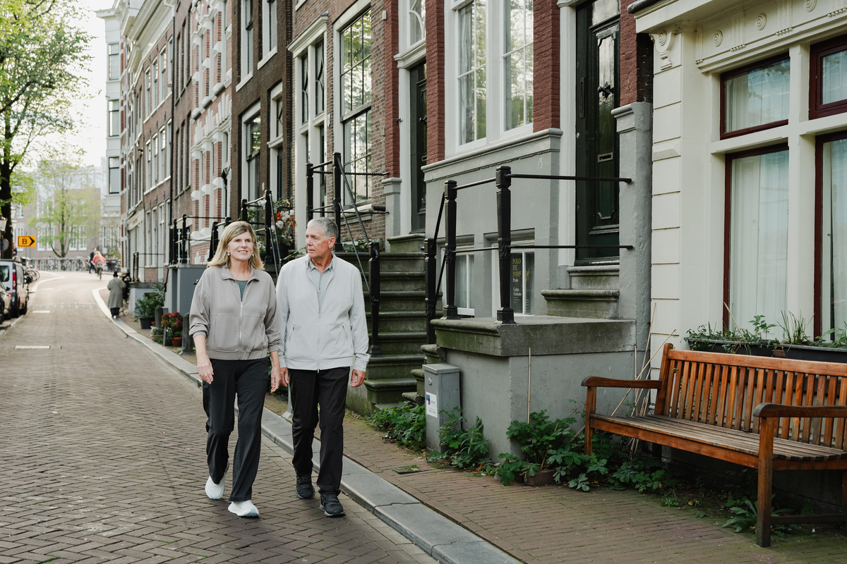 Grandparents standing together during a photo session in the Jordaan.