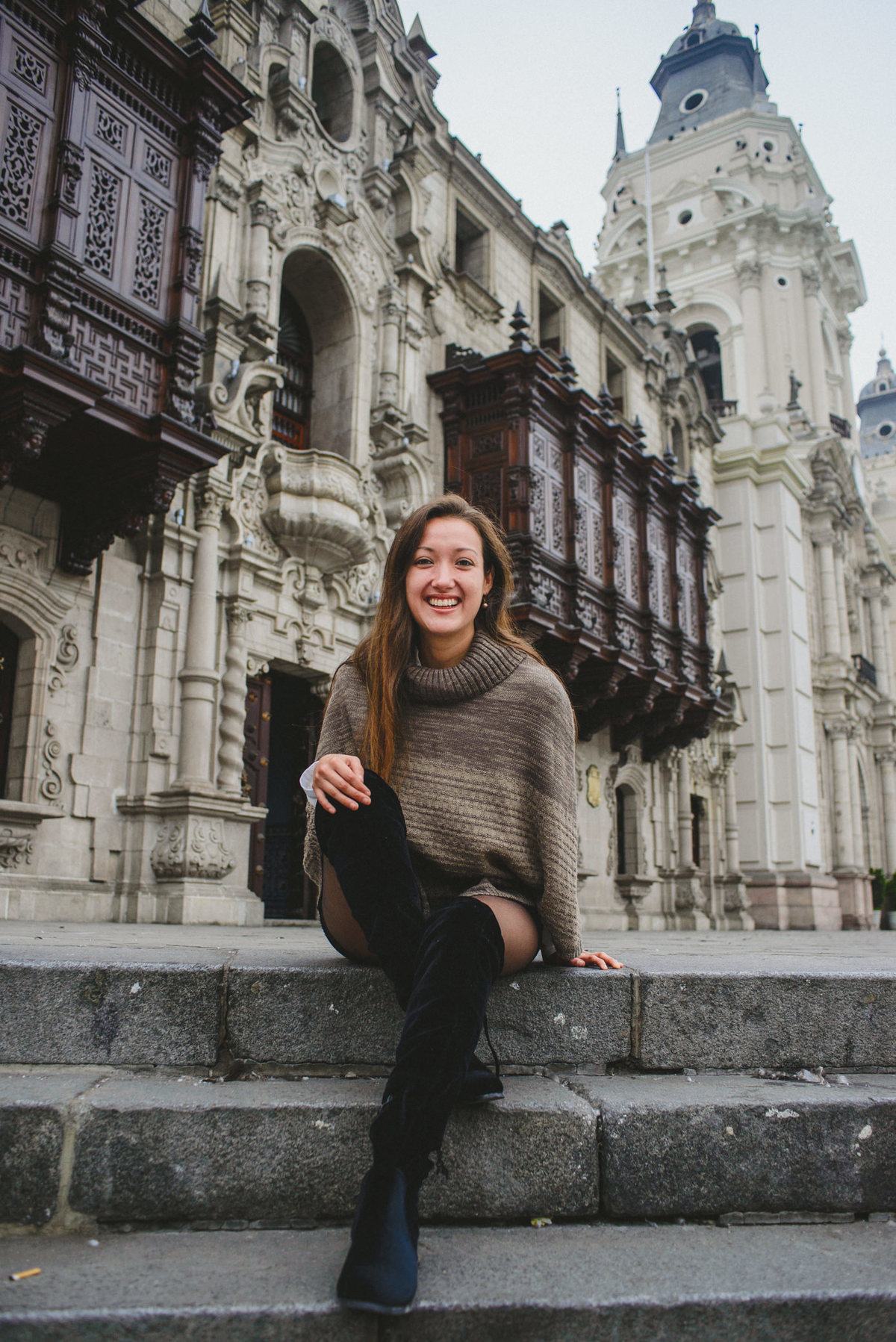 Sesión Individual  Portrait Alexandra en Centro de Lima, Peru. Fotógrafo de Bodas  Wedding Photographer Joanna Pantigoso balcones coloniales plaza de armas  plaza mayor de lima escaleras de la catedral 