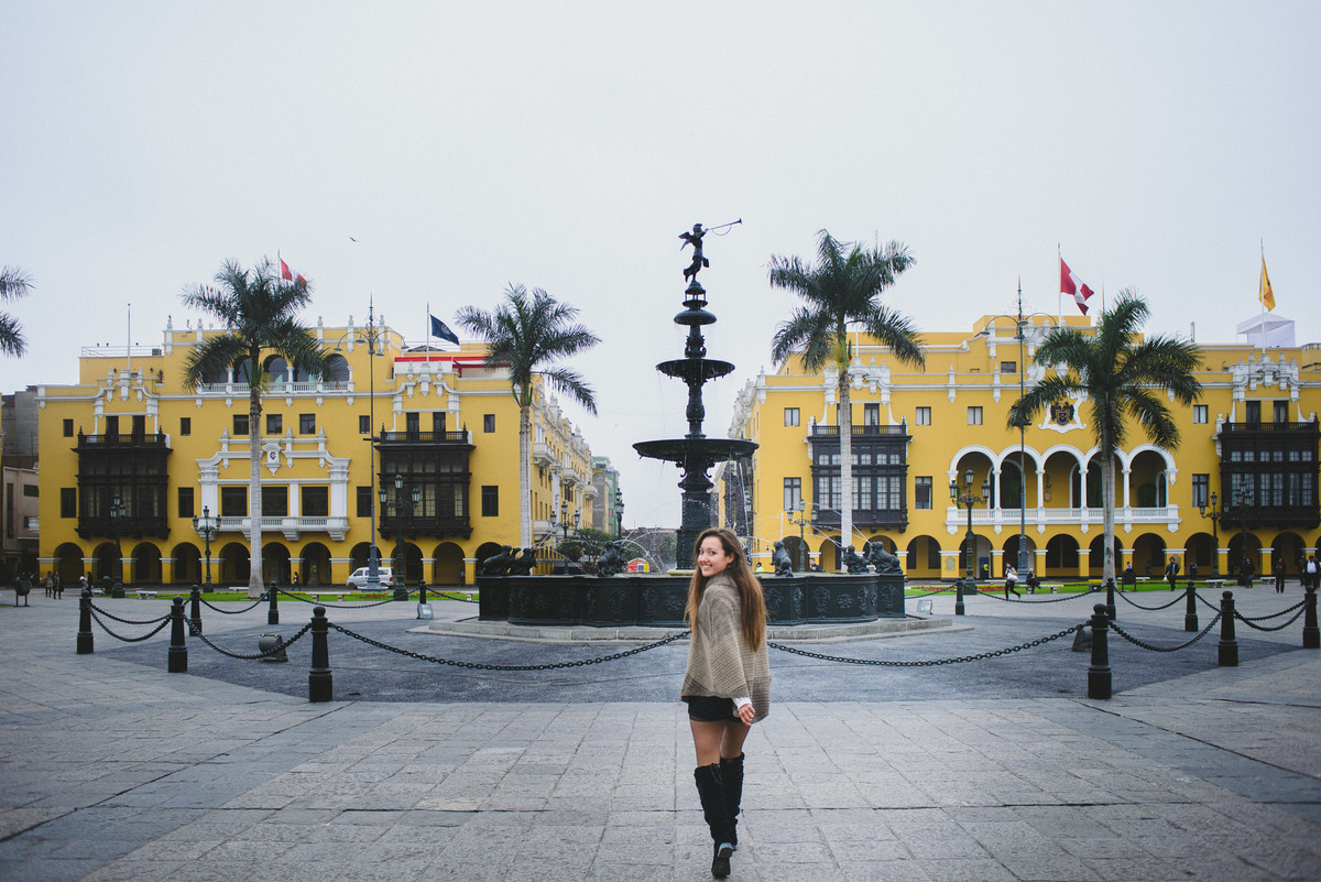 Sesión Individual  Portrait Alexandra en Centro de Lima, Peru. Fotógrafo de Bodas  Wedding Photographer Joanna Pantigoso plaza de armas  plaza mayor fuente del angel palmeras