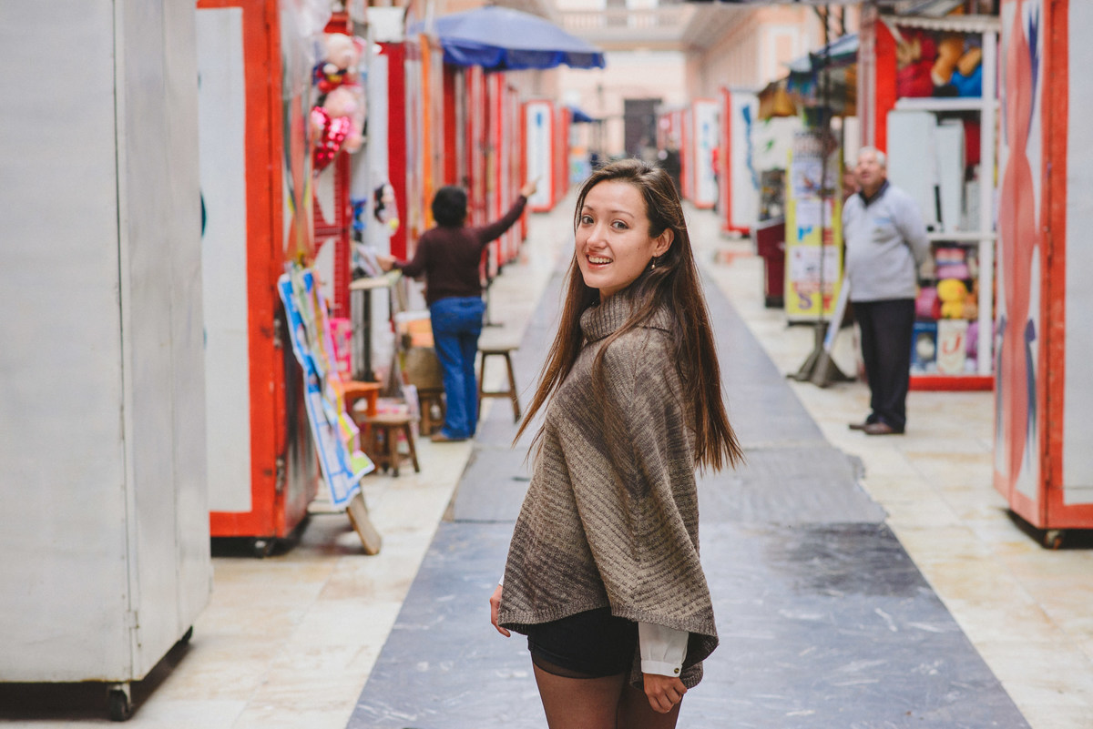 Sesión Individual  Portrait Alexandra en Centro de Lima, Peru. Fotógrafo de Bodas  Wedding Photographer Joanna Pantigoso calle del correo retablos ayacuchanos retablos de ayacucho calle comercial