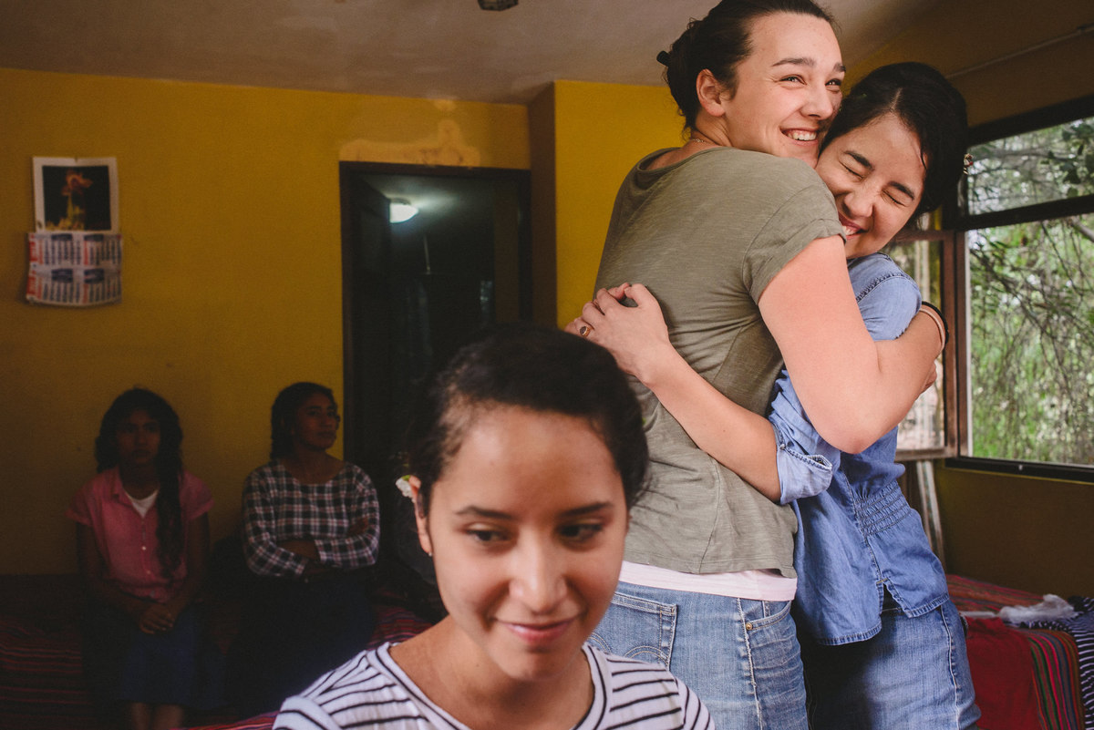 Elizabeth y Mason y la historia de su Primer Beso. Villa Rural, Chosica, Perú. Fotógrafo de Bodas Joanna Pantigoso Destination Wedding Photographer