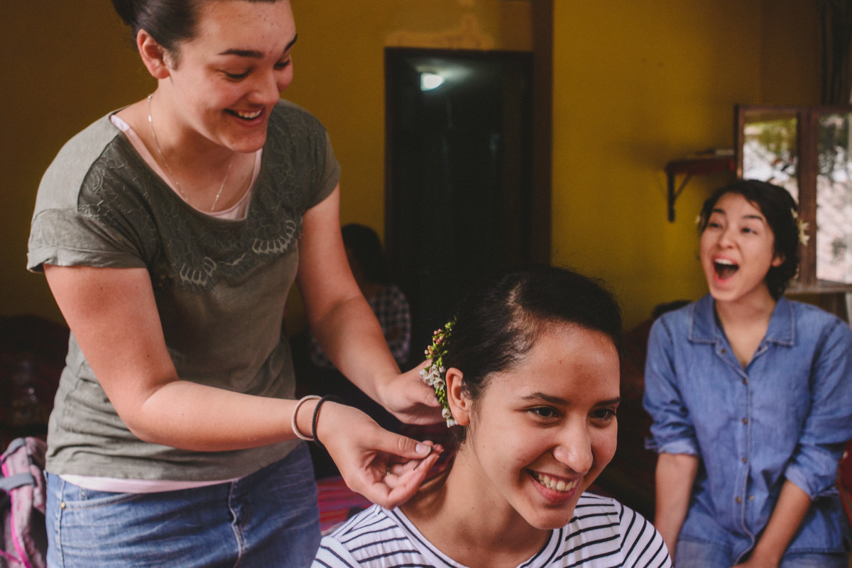 Elizabeth y Mason y la historia de su Primer Beso. Villa Rural, Chosica, Perú. Fotógrafo de Bodas Joanna Pantigoso Destination Wedding Photographer