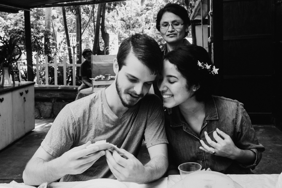 Elizabeth y Mason y la historia de su Primer Beso. Villa Rural, Chosica, Perú. Fotógrafo de Bodas Joanna Pantigoso Destination Wedding Photographer