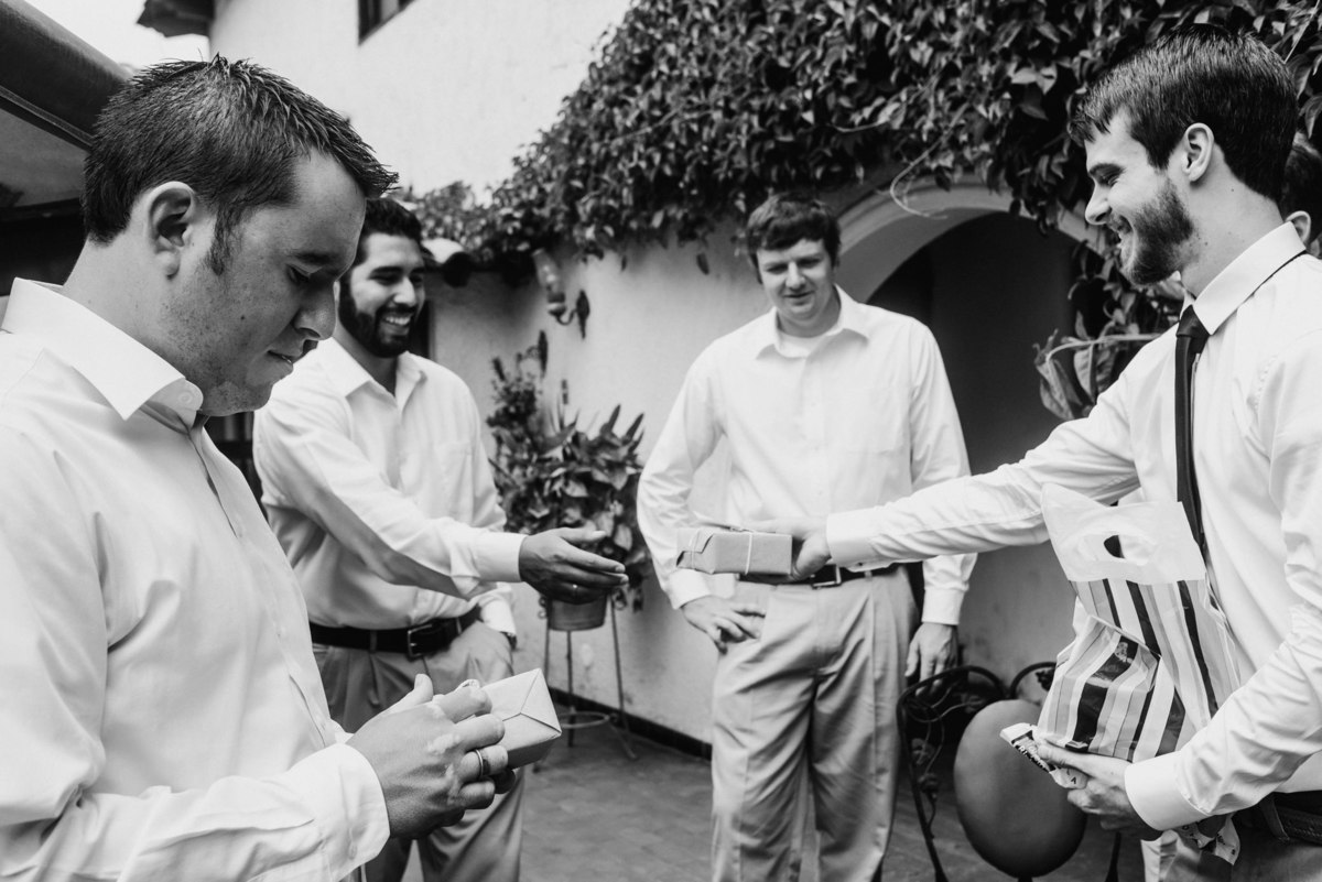 Elizabeth y Mason y la historia de su Primer Beso. Villa Rural, Chosica, Perú. Fotógrafo de Bodas Joanna Pantigoso Destination Wedding Photographer