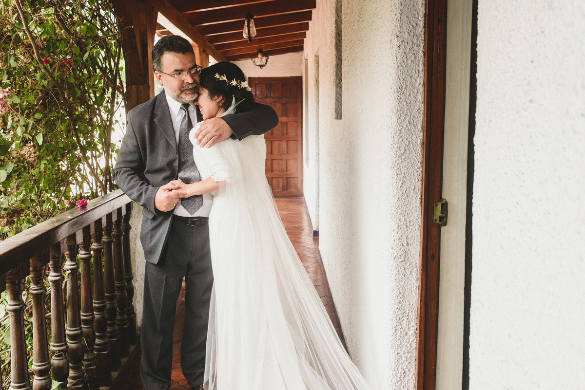 Elizabeth y Mason y la historia de su Primer Beso. Villa Rural, Chosica, Perú. Fotógrafo de Bodas Joanna Pantigoso Destination Wedding Photographer