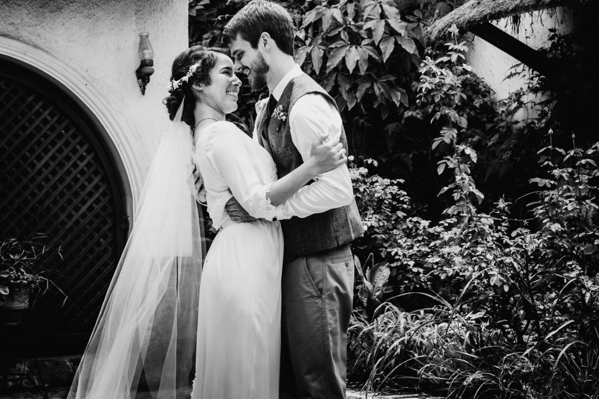 Elizabeth y Mason y la historia de su Primer Beso. Villa Rural, Chosica, Perú. Fotógrafo de Bodas Joanna Pantigoso Destination Wedding Photographer