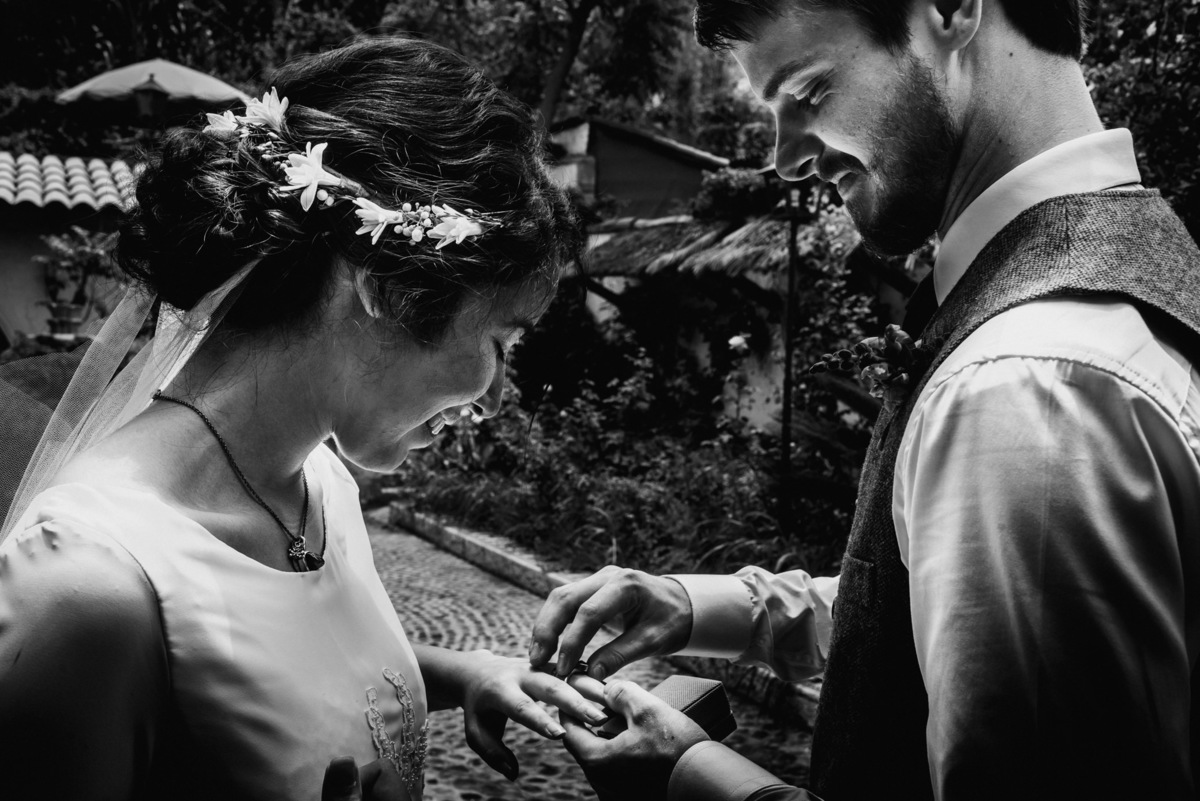 Elizabeth y Mason y la historia de su Primer Beso. Villa Rural, Chosica, Perú. Fotógrafo de Bodas Joanna Pantigoso Destination Wedding Photographer