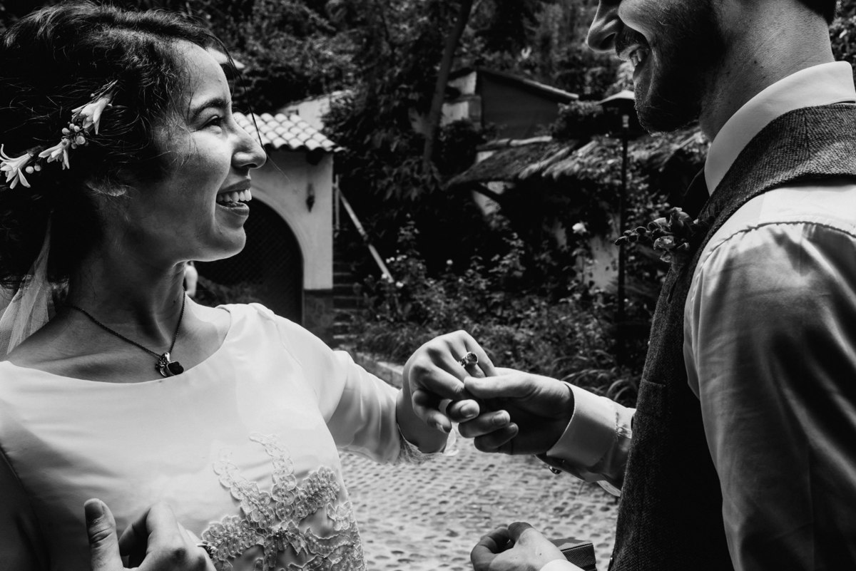 Elizabeth y Mason y la historia de su Primer Beso. Villa Rural, Chosica, Perú. Fotógrafo de Bodas Joanna Pantigoso Destination Wedding Photographer