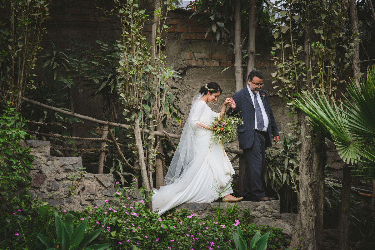 Elizabeth y Mason y la historia de su Primer Beso. Villa Rural, Chosica, Perú. Fotógrafo de Bodas Joanna Pantigoso Destination Wedding Photographer