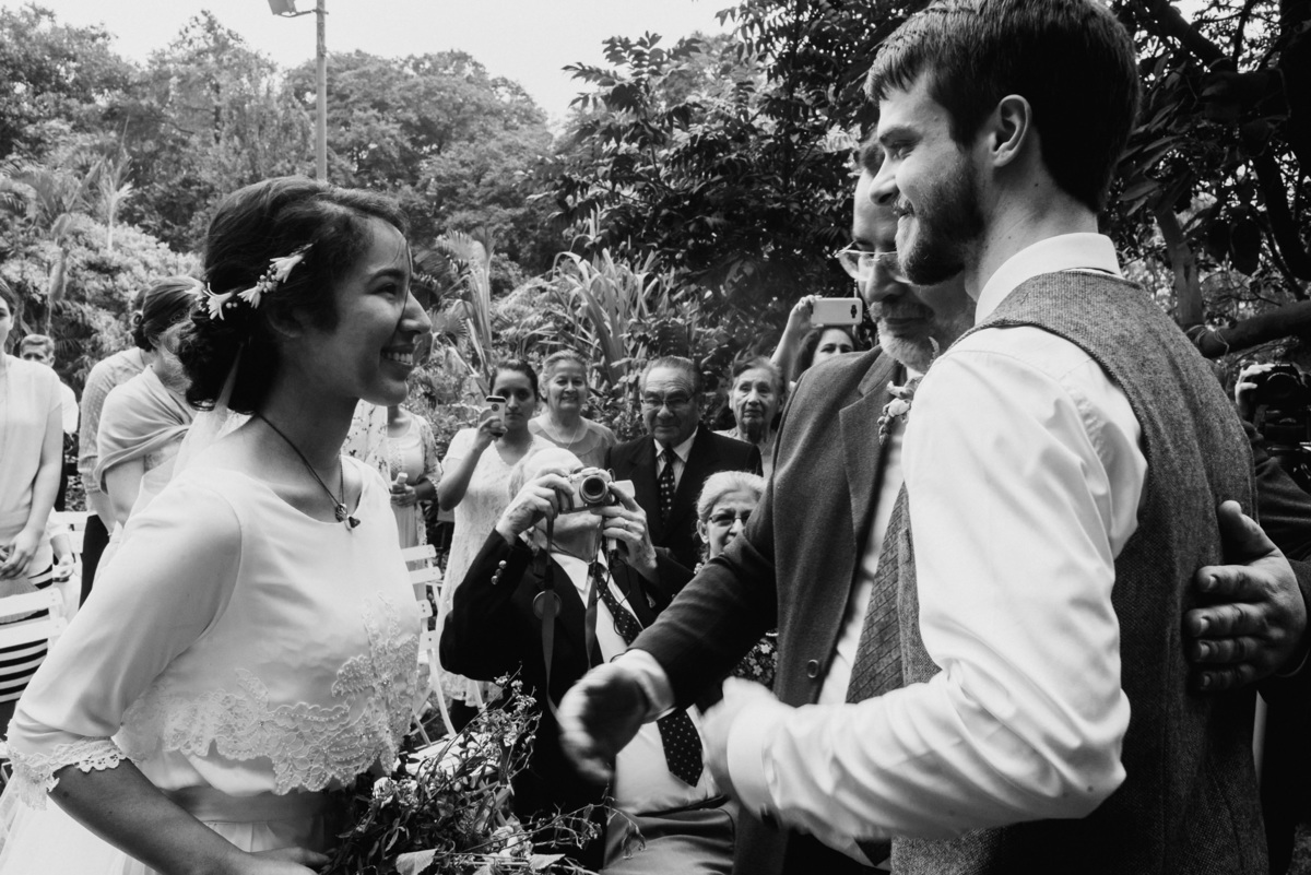 Elizabeth y Mason y la historia de su Primer Beso. Villa Rural, Chosica, Perú. Fotógrafo de Bodas Joanna Pantigoso Destination Wedding Photographer