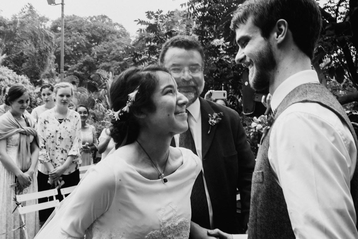 Elizabeth y Mason y la historia de su Primer Beso. Villa Rural, Chosica, Perú. Fotógrafo de Bodas Joanna Pantigoso Destination Wedding Photographer