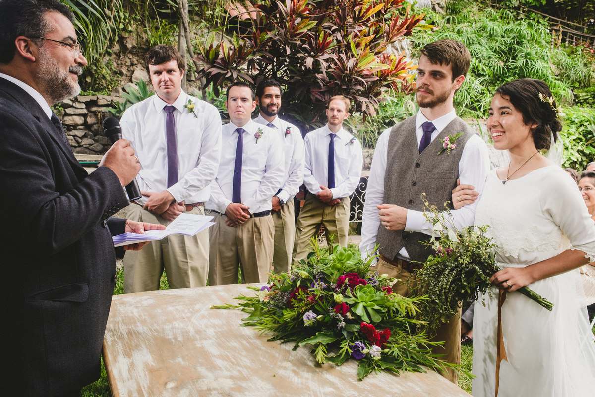 Elizabeth y Mason y la historia de su Primer Beso. Villa Rural, Chosica, Perú. Fotógrafo de Bodas Joanna Pantigoso Destination Wedding Photographer