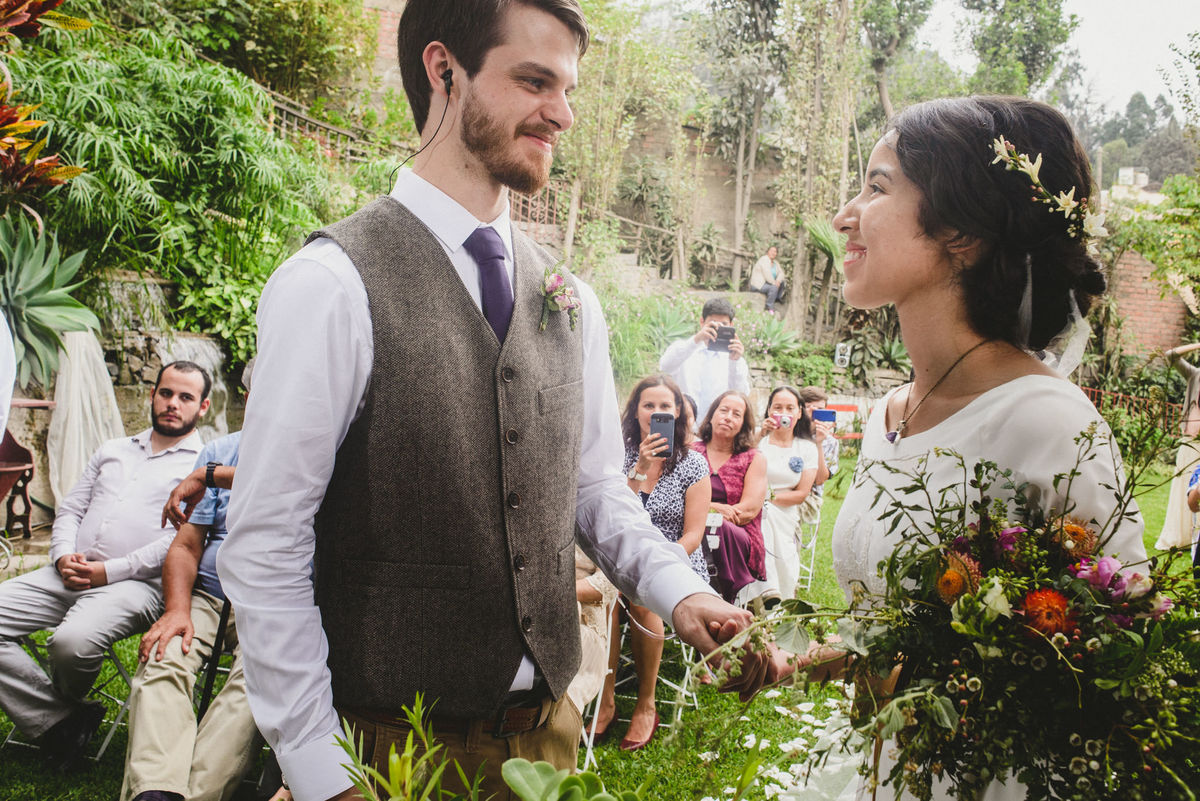 Elizabeth y Mason y la historia de su Primer Beso. Villa Rural, Chosica, Perú. Fotógrafo de Bodas Joanna Pantigoso Destination Wedding Photographer
