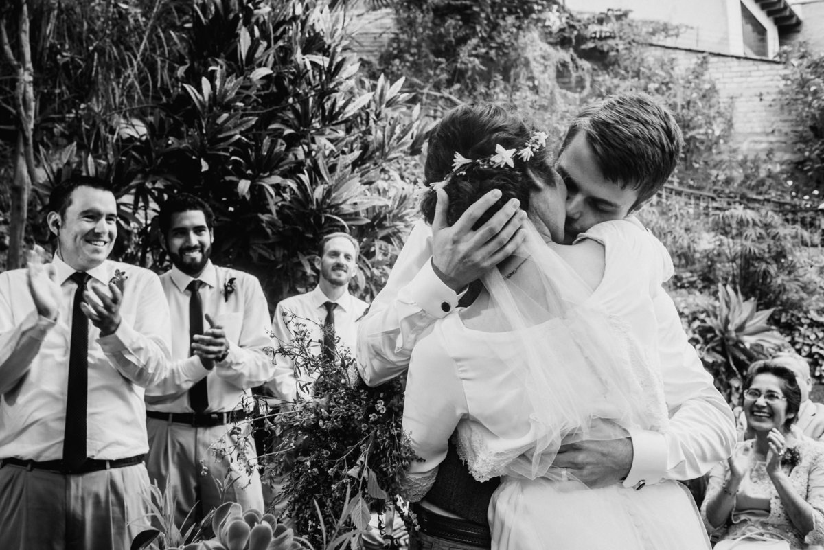 Elizabeth y Mason y la historia de su Primer Beso. Villa Rural, Chosica, Perú. Fotógrafo de Bodas Joanna Pantigoso Destination Wedding Photographer