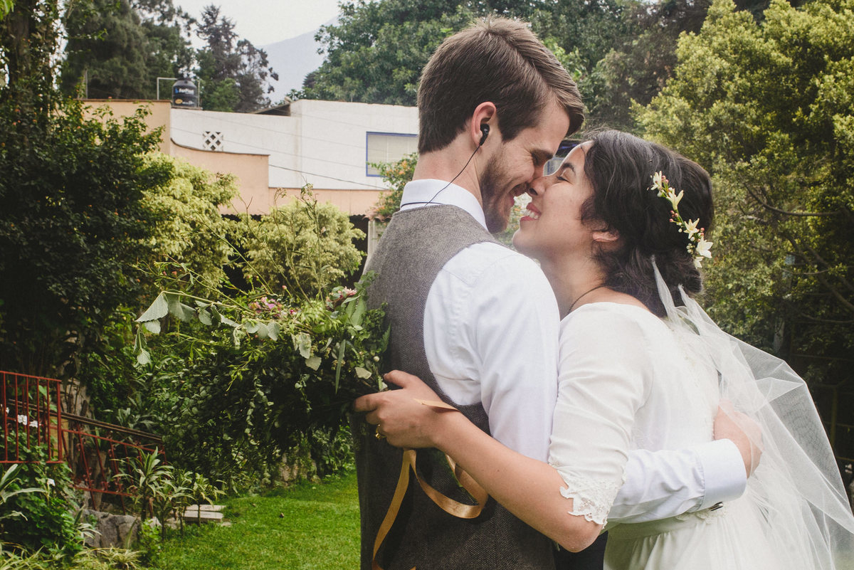 Elizabeth y Mason y la historia de su Primer Beso. Villa Rural, Chosica, Perú. Fotógrafo de Bodas Joanna Pantigoso Destination Wedding Photographer