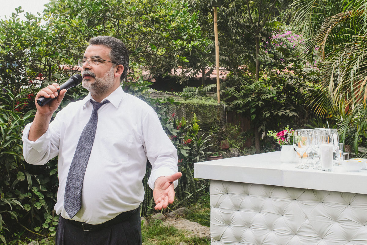 Elizabeth y Mason y la historia de su Primer Beso. Villa Rural, Chosica, Perú. Fotógrafo de Bodas Joanna Pantigoso Destination Wedding Photographer