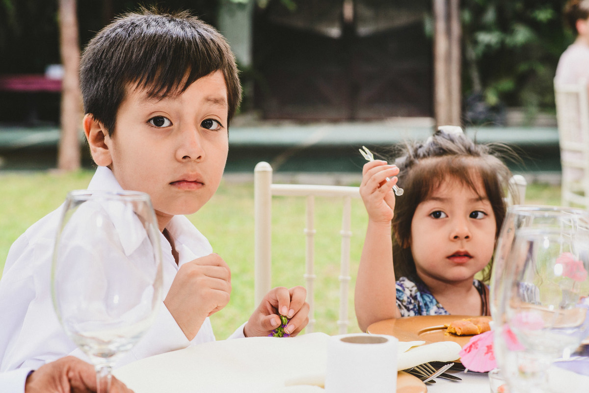 Elizabeth y Mason y la historia de su Primer Beso. Villa Rural, Chosica, Perú. Fotógrafo de Bodas Joanna Pantigoso Destination Wedding Photographer