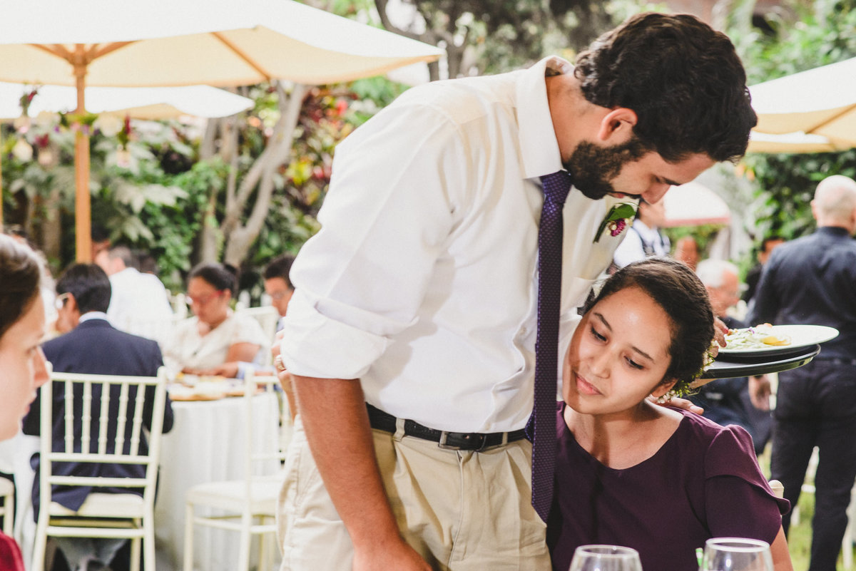 Elizabeth y Mason y la historia de su Primer Beso. Villa Rural, Chosica, Perú. Fotógrafo de Bodas Joanna Pantigoso Destination Wedding Photographer