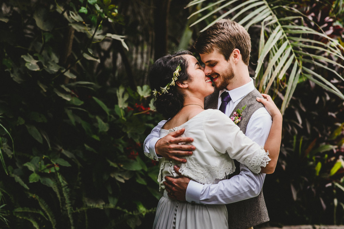 Elizabeth y Mason y la historia de su Primer Beso. Villa Rural, Chosica, Perú. Fotógrafo de Bodas Joanna Pantigoso Destination Wedding Photographer
