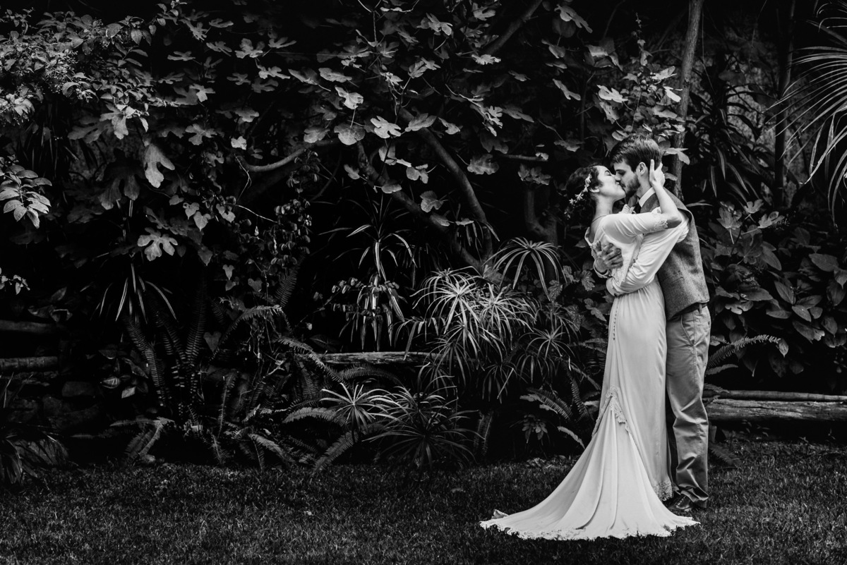 Elizabeth y Mason y la historia de su Primer Beso. Villa Rural, Chosica, Perú. Fotógrafo de Bodas Joanna Pantigoso Destination Wedding Photographer