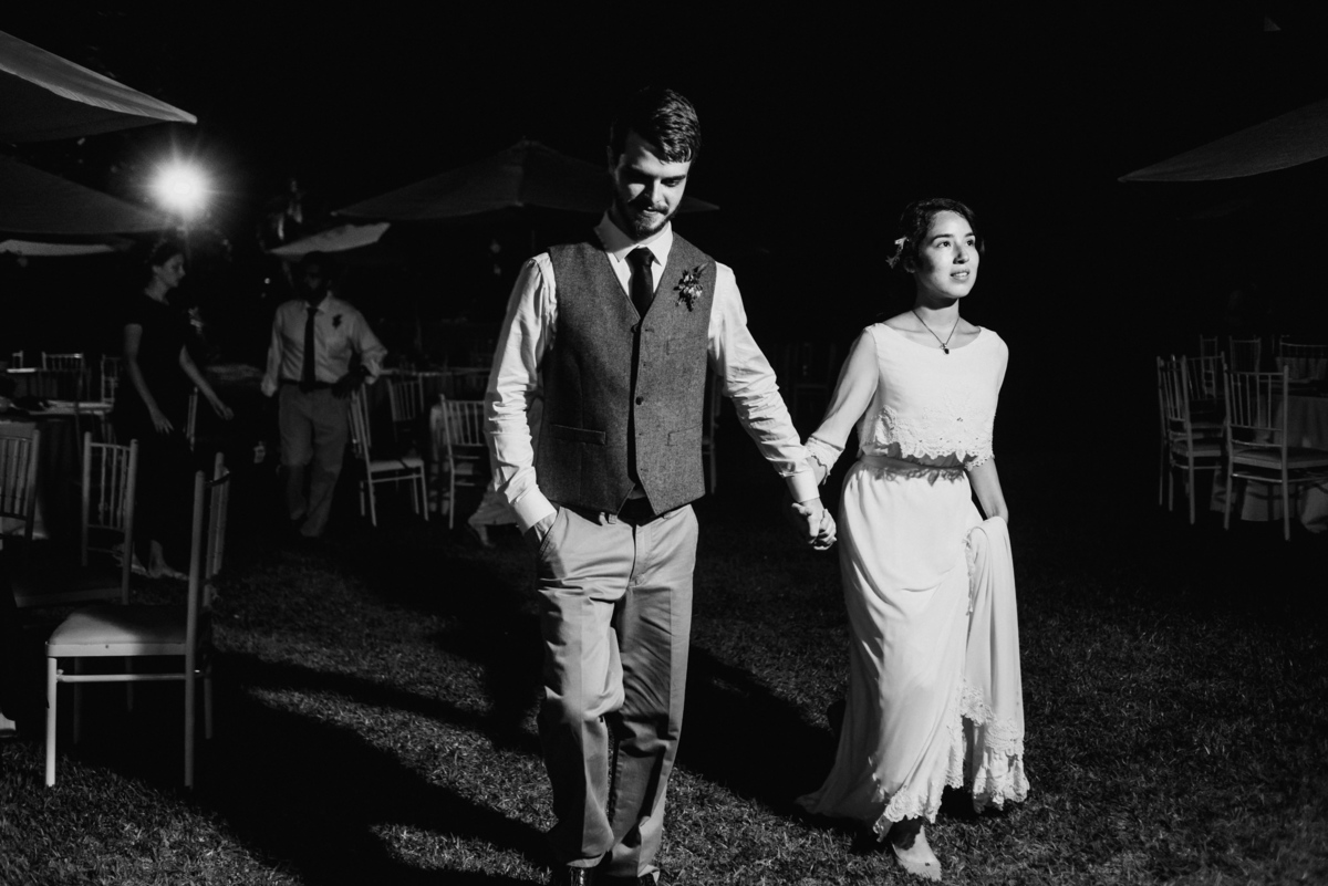 Elizabeth y Mason y la historia de su Primer Beso. Villa Rural, Chosica, Perú. Fotógrafo de Bodas Joanna Pantigoso Destination Wedding Photographer