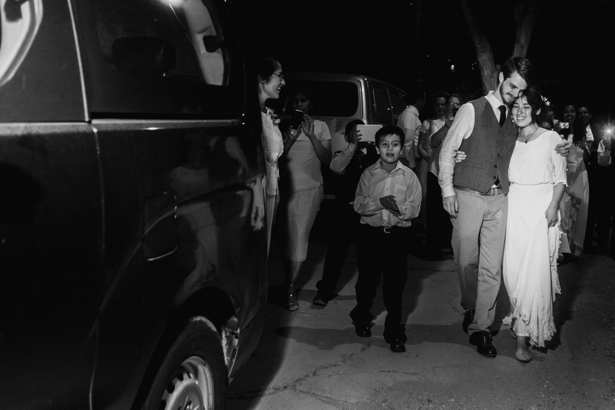 Elizabeth y Mason y la historia de su Primer Beso. Villa Rural, Chosica, Perú. Fotógrafo de Bodas Joanna Pantigoso Destination Wedding Photographer
