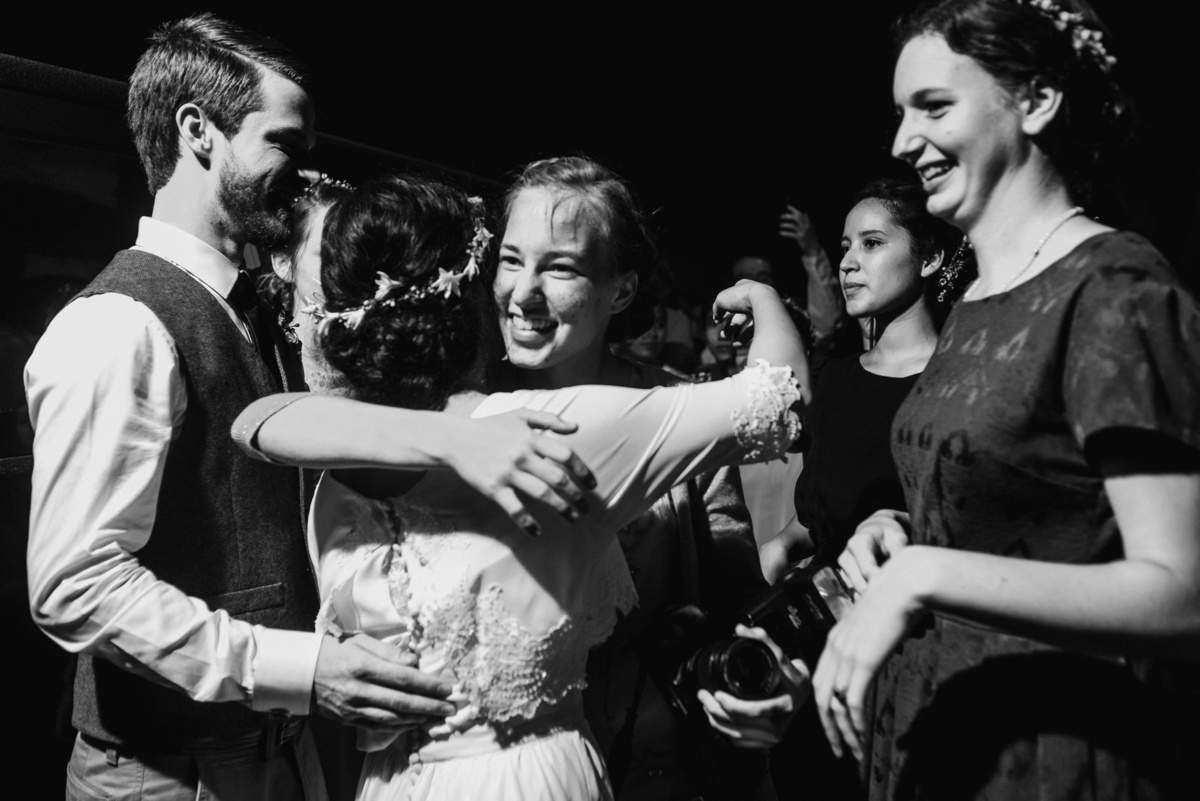 Elizabeth y Mason y la historia de su Primer Beso. Villa Rural, Chosica, Perú. Fotógrafo de Bodas Joanna Pantigoso Destination Wedding Photographer