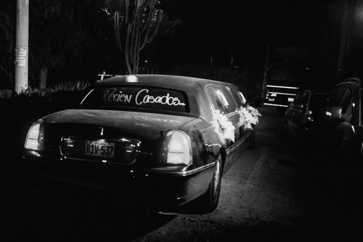 Elizabeth y Mason y la historia de su Primer Beso. Villa Rural, Chosica, Perú. Fotógrafo de Bodas Joanna Pantigoso Destination Wedding Photographer