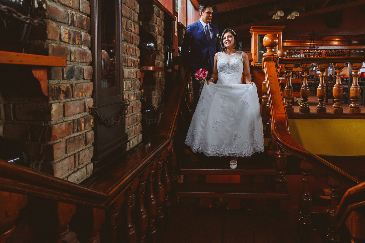 boda-vanessa-osmar-hornero-lamolina-fotografo-joanna-pantigoso escaleras de madera