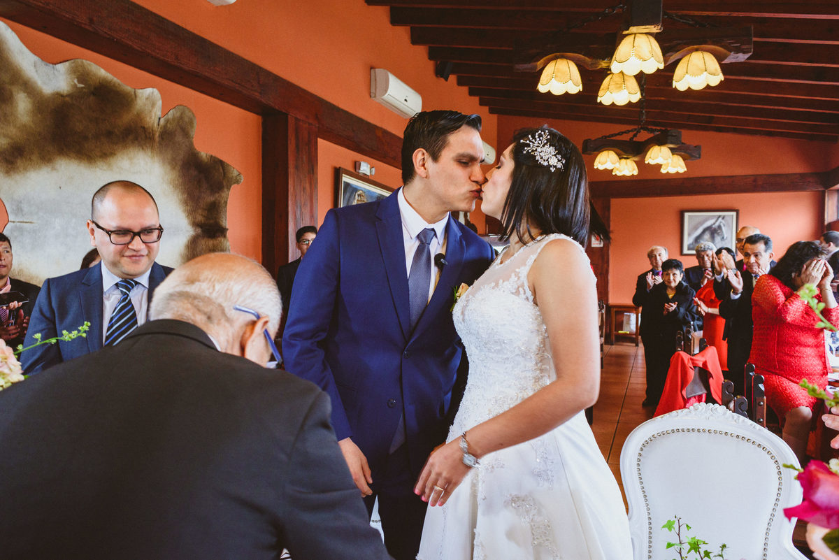boda-vanessa-osmar-hornero-lamolina-fotografo-joanna-pantigoso boda civil beso