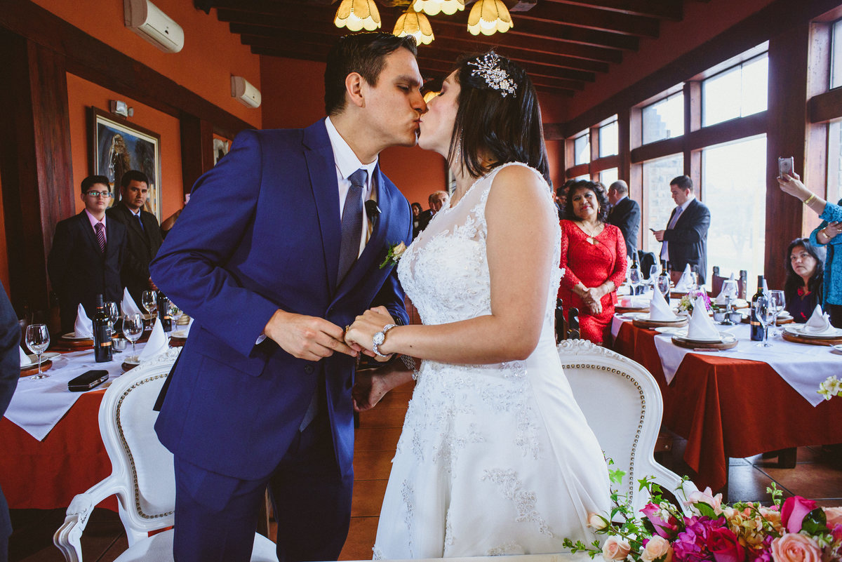 boda-vanessa-osmar-hornero-lamolina-fotografo-joanna-pantigoso boda civil beso
