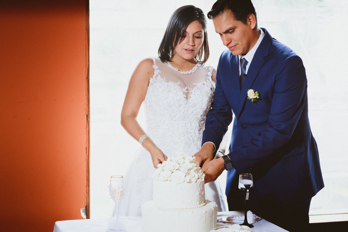 boda-vanessa-osmar-hornero-lamolina-fotografo-joanna-pantigoso cortando el pastel torta de bodas