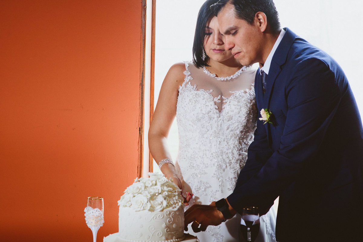boda-vanessa-osmar-hornero-lamolina-fotografo-joanna-pantigoso cortando la torta de novios