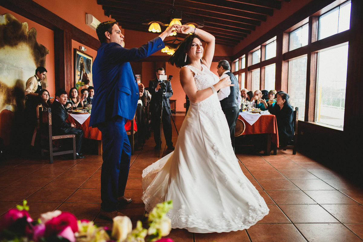 boda-vanessa-osmar-hornero-lamolina-fotografo-joanna-pantigoso primer baile