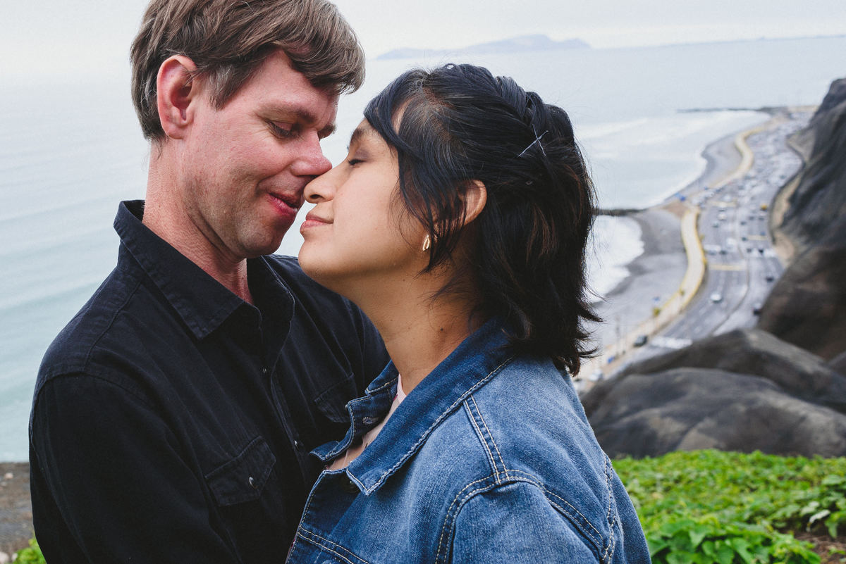 sesión preboda de Carmen y Peter en Malecón de Miraflores. Lima-Perú fotografiada por Joanna Pantigoso