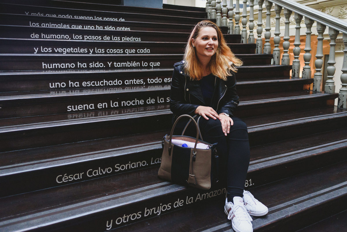 Tatiana recorriendo el centro de Lima perú casa de la literatura peruana fotos turísticas paseando en el centro sightseeing travel pictures