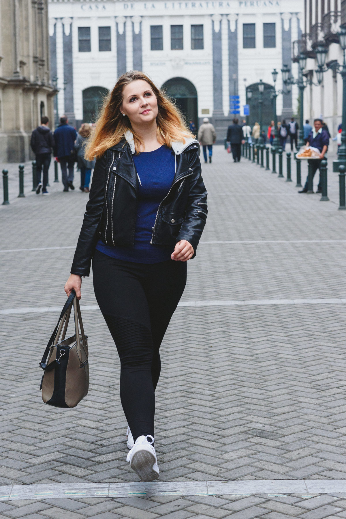 Tatiana recorriendo el centro de Lima perú calle del lado del palacio de gobierno y casa de la literatura peruana en el fondo