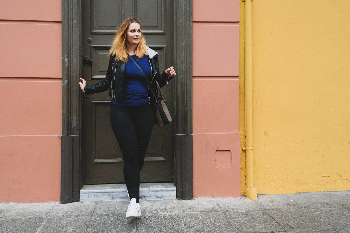 retrato de tatiana en las calles del centro de lima llenas de color