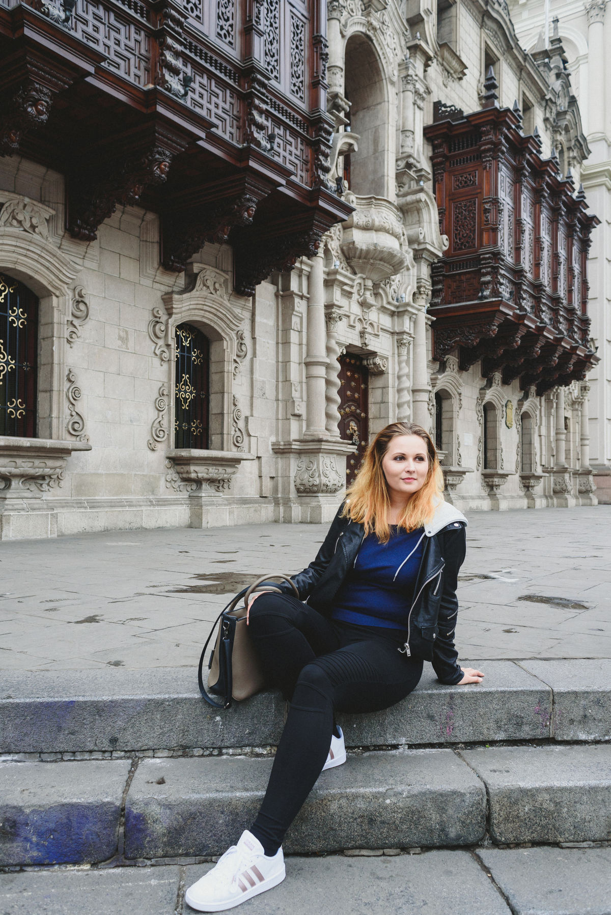 balcones coloniales del centro de lima con turista de eslovaquia catedral de lima